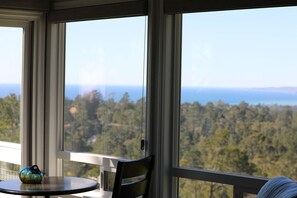 Interior - Escape to Cambria, just moments away from Moonstone Beach Park (Cambria)