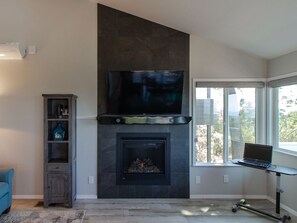 Smart TV, fireplace - Escape to Cambria, just moments away from Moonstone Beach Park (Cambria)