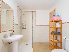 Suihku, hiustenkuivaaja, pyyhkeet
