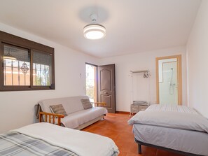 3 bedrooms, iron/ironing board, free WiFi, bed sheets