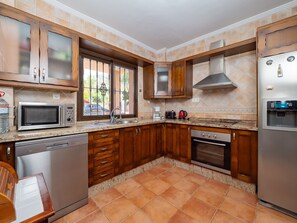 Kühlschrank, Mikrowelle, Ofen, Geschirrspüler