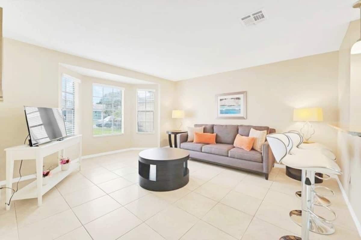 Spacious Modern Orlando Getaway Minutes to Disney!