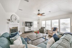 Smart TV, lettore DVD, tavolo da calcetto, tavolo da ping pong