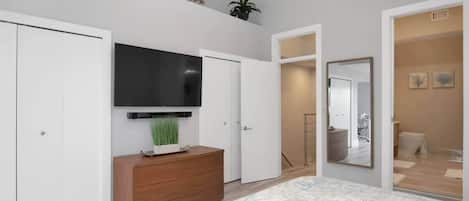 3 bedrooms, desk, iron/ironing board, free WiFi