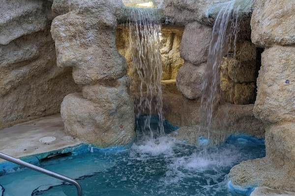 Een buitenzwembad, een verwarmd zwembad