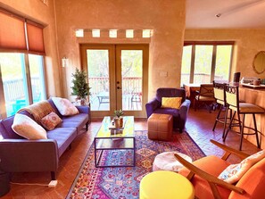 Smart-TV, Kamin, Bücher, Drucker