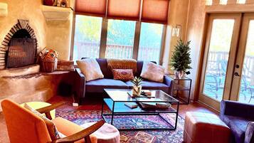 Smart TV, caminetto, libri, stampante