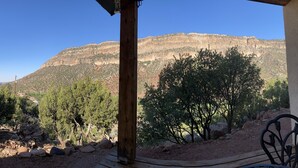 Une terrasse offrant une vue sur un paysage montagneux.