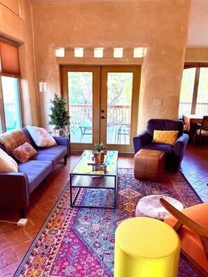 Smart-TV, Kamin, Bücher, Drucker