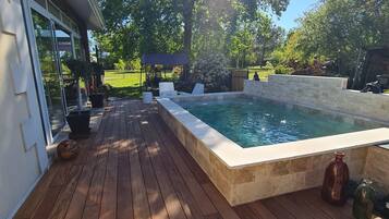 Een verwarmd zwembad