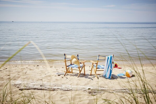 Beach nearby, sun-loungers, beach towels