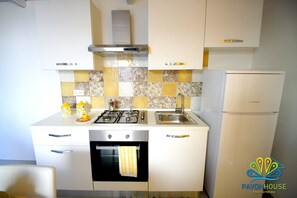 Kühlschrank, Ofen, Herdplatte, Wasserkocher