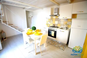 Frigorifero, microonde, forno, piano cottura