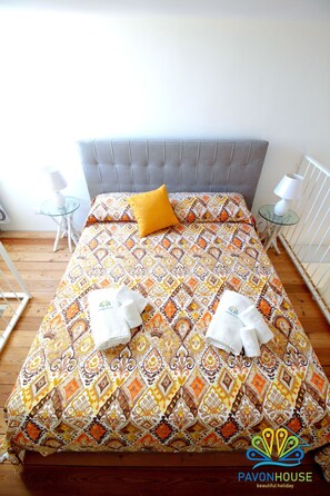 2 chambres, fer et planche à repasser, lit de bébé portatif