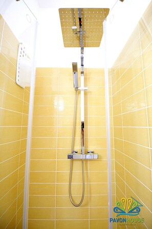 Dusche, Haartrockner, Bidet, Handtücher
