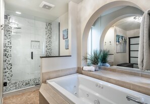 Baignoire, baignoire à remous, séchoir à cheveux, serviettes fournies