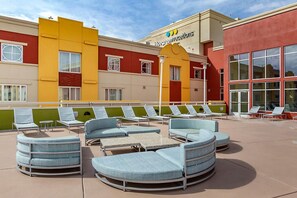 A hotel with outdoor seating areas, a large windowed entrance, and a sign for BlueGreen Vacations. - Bluegreen Club 36, 2 Bedroom Condo, Free WiFi & Parking (Las Vegas)