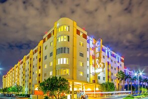 A multi-story hotel with a curved facade, illuminated windows, and a prominent sign with a logo. - Bluegreen Club 36, 2 Bedroom Condo, Free WiFi & Parking (Las Vegas)