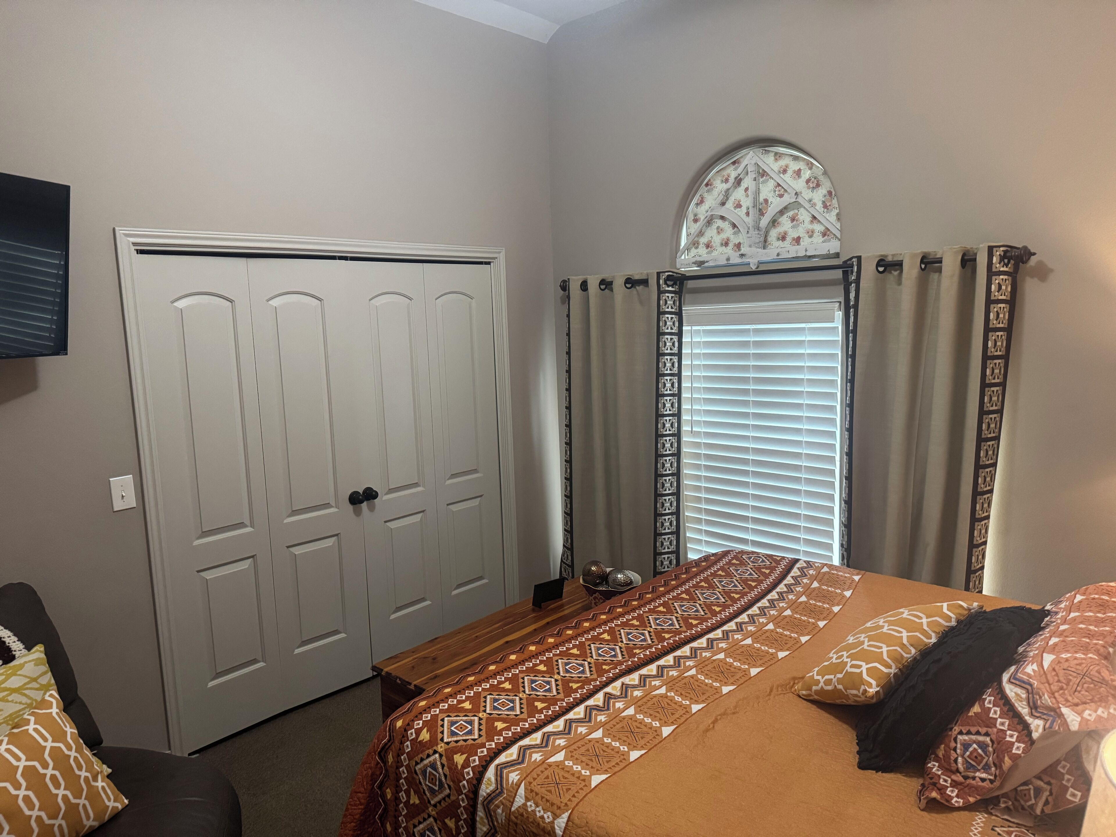 2 habitaciones, tabla de planchar con plancha y cuna de viaje 