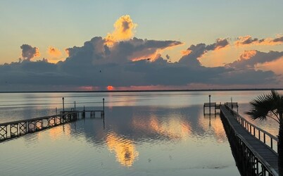 MAXWELLS GETAWAY & PIER BAFFIN BAY