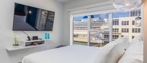 Fer et planche à repasser, lit parapluie, Wi-Fi gratuit, draps fournis