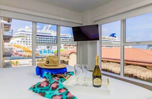 Tabla de planchar con plancha, wifi gratis y ropa de cama 