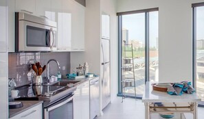 Full-size fridge, microwave, oven, stovetop