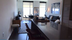 Apartment, 1 Bedroom | Ruang tamu | 40 inci sebuah televisyen pintar dengan kabel, TV 