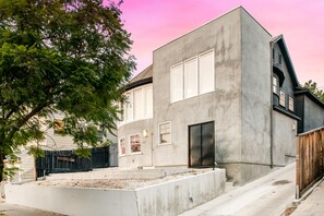 المنشأة من الخارج