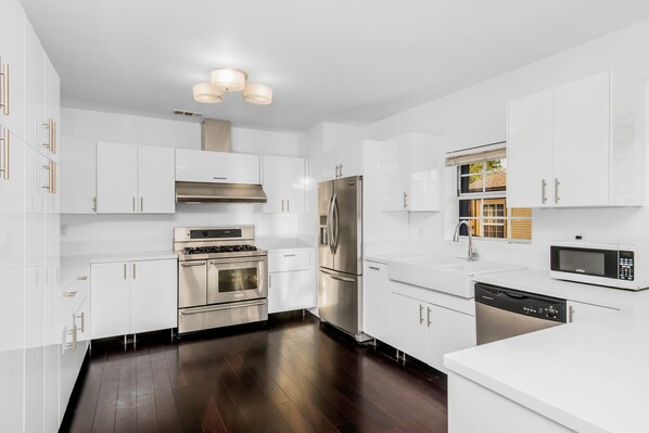 Private kitchen - MELROSE MANSION!! 7 BEDROOM (Los Angeles)