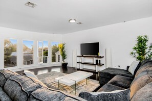 Living area - MELROSE MANSION!! 7 BEDROOM (Los Angeles)