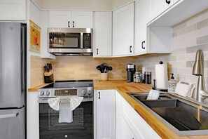 Réfrigérateur, four à micro-ondes, un four, surface de cuisson