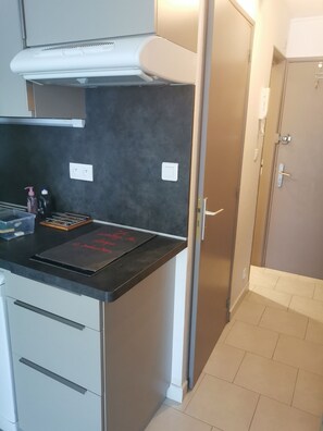 Réfrigérateur, micro-ondes, plaque de cuisson, lave-vaisselle