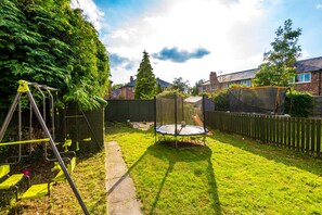 Property grounds - Spacious & luxurious 3-Bed House in Manchester (Manchester)