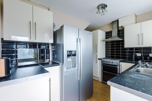 Microwave, coffee/tea maker, cookware/dishes/utensils - Spacious & luxurious 3-Bed House in Manchester (Manchester)