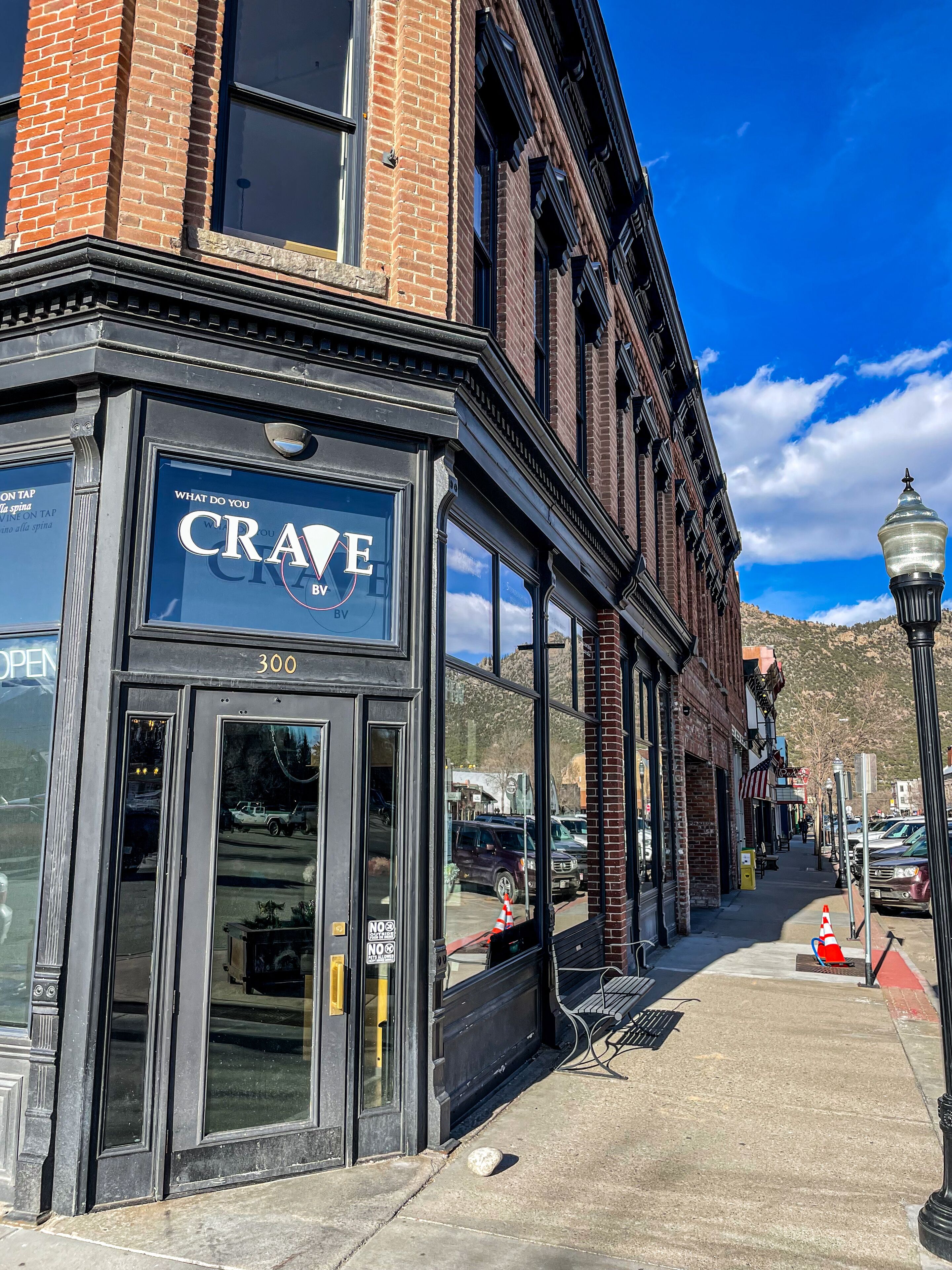 Una fachada con un letrero que dice "CRAVE" y el número "300" sobre la entrada.