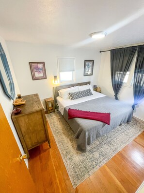 3 bedrooms, iron/ironing board, travel cot, free WiFi - Charmed Western Bungalow_Downtown Buena Vista_Walk to Main & River (Buena Vista)