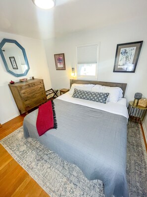 3 habitaciones, tabla de planchar con plancha y cuna de viaje 