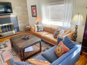 Smart TV, stereo - Charmed Western Bungalow_Downtown Buena Vista_Walk to Main & River (Buena Vista)