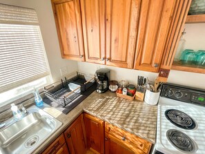 Fridge, microwave, oven, stovetop - Charmed Western Bungalow_Downtown Buena Vista_Walk to Main & River (Buena Vista)