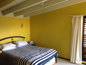 4 bedrooms, free WiFi, bed sheets, wheelchair access - 5 minutes level walkway to Omaha Beach (Omaha)