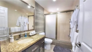 Ducha, secador de pelo, toallas, jabón