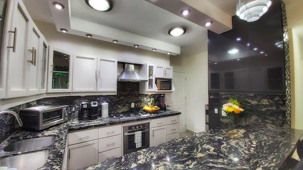 Refrigerador, microondas, horno, placa de cocina