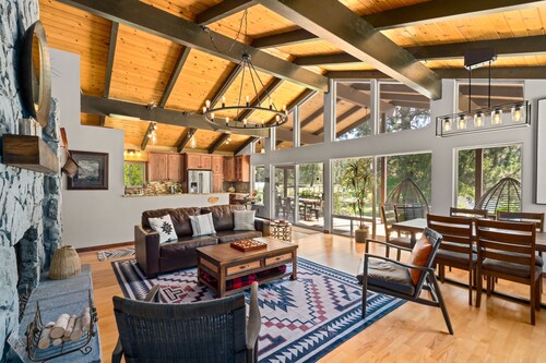 Icicle River Cabin with Hot Tub, Sauna & Mountain Views: 8 Steps to the river!