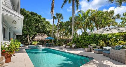 The Perfect Olde Naples Beach Lifestyle Experience - Walk to Beach & 5th Ave S