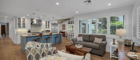 Smart TV, chimenea, mesa de ping pong, estéreo