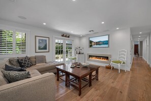 Smart TV, fireplace, ping pong, stereo - The Perfect Olde Naples Beach Lifestyle Experience - Walk to Beach & 5th Ave S (Naples)