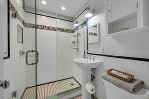 Combined shower/bathtub, hair dryer, towels - The Perfect Olde Naples Beach Lifestyle Experience - Walk to Beach & 5th Ave S (Naples)