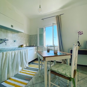 Kühlschrank, Herdplatte, Kochgeschirr/Geschirr/Besteck