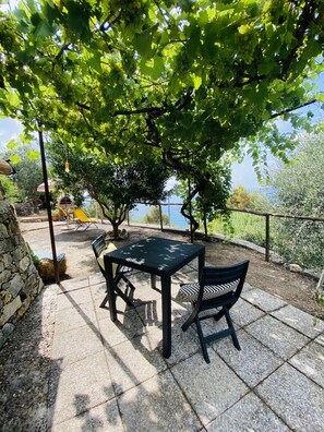 Outdoor dining - Da Senso (Liguria)